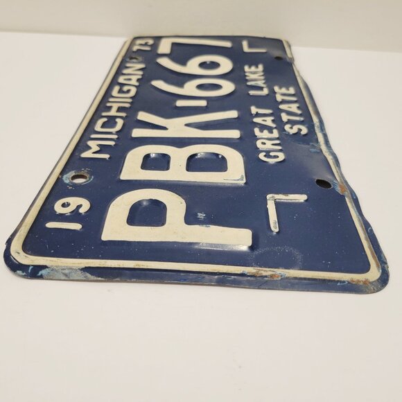 Vtg 1973 Michigan Blue And White License Plate PBK-667 - Picture 2 of 4
